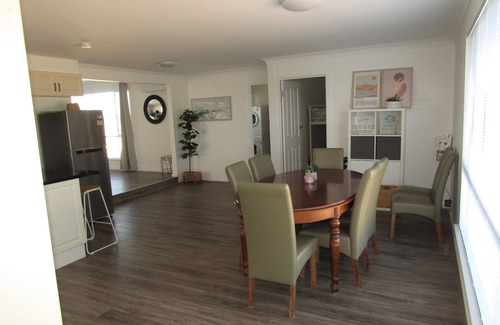 Tiddy Widdy Beach House | Seaview Retreat - Modern 3 bedroom holiday home