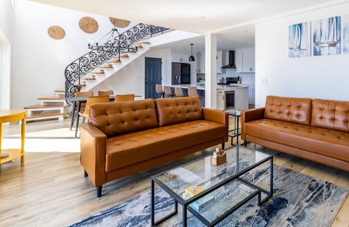 Plymouth House | Seaview Summit House, 5 BR steps from beach!