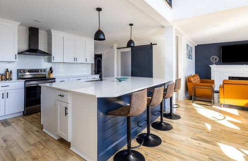 Plymouth House | Seaview Summit House, 5 BR steps from beach!