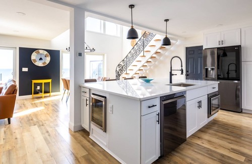 Plymouth House | Seaview Summit House, 5 BR steps from beach!