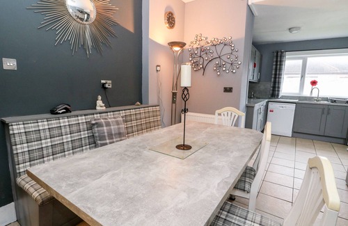 Carnoustie House | SEAVIEW WELLNESS RETREAT, pet friendly, with hot tub in Carnoustie