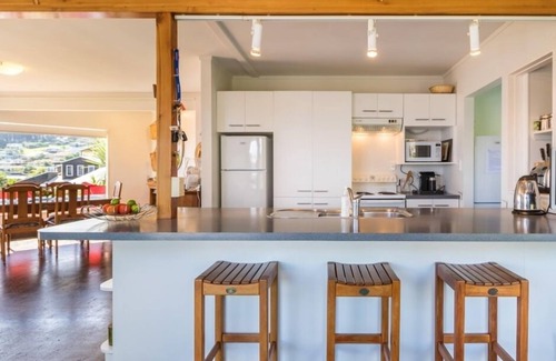 Langs Beach House | Seaviews, 3 minute stroll to beach