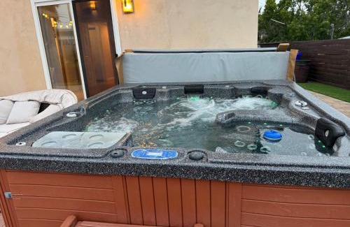 Bay Park House | Seaworld Fireworks View Hot tub Fast Wifi 3BR 2BA 4 Bds 2 SofaBds