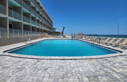 Daytona Beach Condo | Seaz The Dayz in a Newly Renovated Oceanfront StudionPOOL/OCEAN ACCESS OPEN