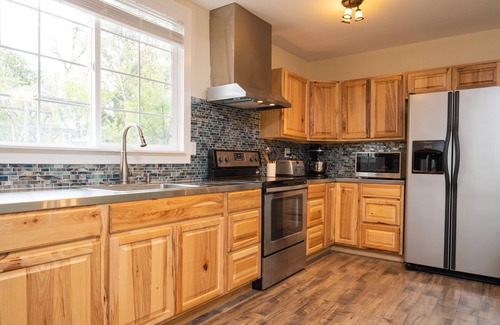 Sebastopol Cottage | Sebastopol Country Getaway - 15 Minutes Walk to Downtown