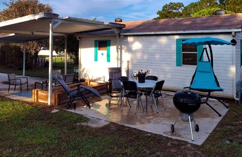 Florida South Atlantic Coast House | Sebring's lil sister town! Huge fenced yard. Pets welcome. Swimming lake nearby.