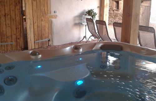 Saint-Germain-Lespinasse Cottage | Secluded Retreat: Heated Pool, Spa, Sauna & Fun Activities near Roanne!