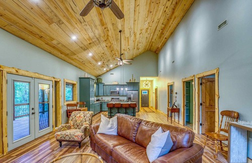 Marble Falls Cabin | Secluded Cabin Getaway in the Woods!