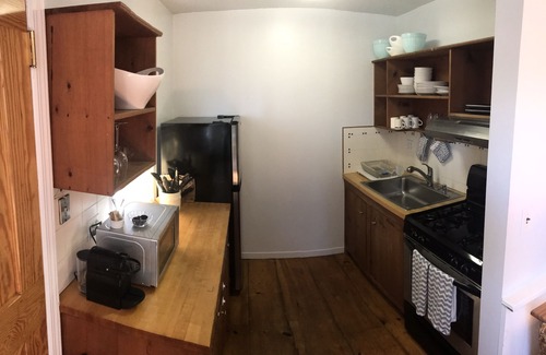 Montauk House | Secluded 1 Br Cottage on the Lake, Close to Ditch with OS Shower & Fabulous Yard