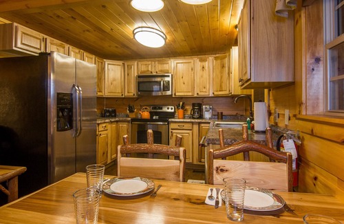 Gatlinburg - Pigeon Forge Cabin | Secluded 2 Bed, Hot Tub, Pool Table, Fire Pit. Enjoy a Fall Getaway!