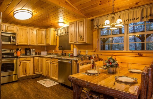 Gatlinburg - Pigeon Forge Cabin | Secluded 2 Bed, Hot Tub, Pool Table, Fire Pit. Enjoy a Fall Getaway!