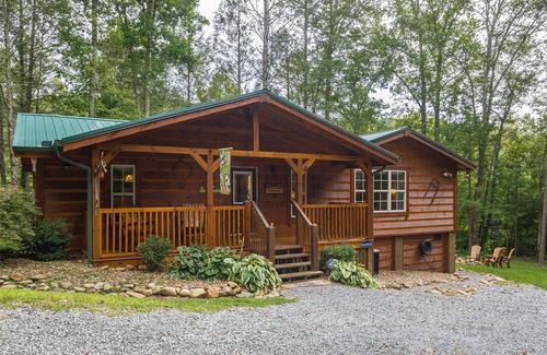 Gatlinburg - Pigeon Forge Cabin | Secluded 2 Bed, Hot Tub, Pool Table, Fire Pit. Enjoy a Fall Getaway!