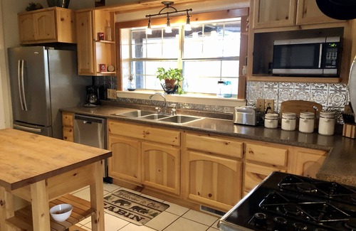 Calico Rock Cabin | Secluded 3 Acres on the White River. Custom Cabin with HotTub and Fire Pit!