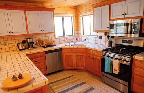 Altaville Cabin | Secluded 3-bedroom cabin, Hot Tub, pet friendly, EV charger in delightful Arnold