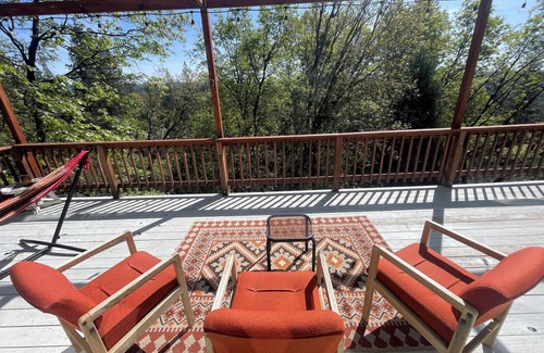 Altaville Cabin | Secluded 3-bedroom cabin, Hot Tub, pet friendly, EV charger in delightful Arnold
