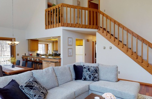 Michaywe Ski Chalet | Secluded 3 Br Luxury Chalet!