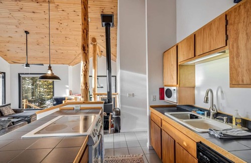 Valley of the Sun Cabin | Secluded 3bed/Hot tub/Views
