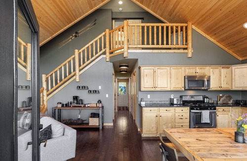Cle Elum Cabin | Secluded 4-bedroom Cabin Retreat with Game Room, AC, Hot Tub and Amazing View