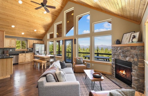 Cle Elum Cabin | Secluded 4-bedroom Cabin Retreat with Game Room, AC, Hot Tub and Amazing View