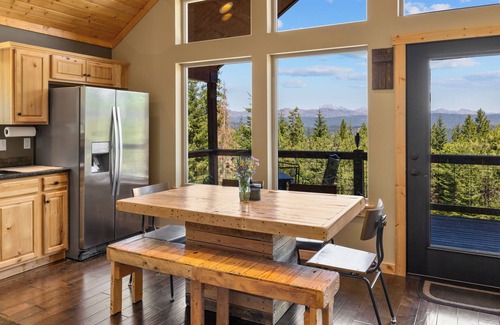Cle Elum Cabin | Secluded 4-bedroom Cabin Retreat with Game Room, AC, Hot Tub and Amazing View