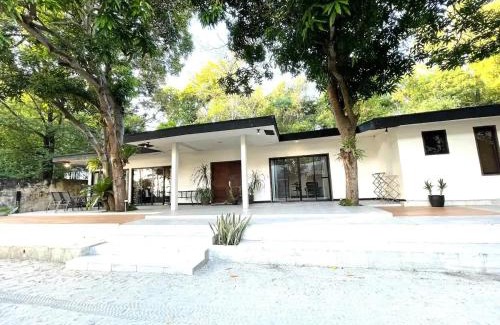 Lian Villa | Secluded 4BD Beach Villa, Fast Wifi, Pet Friendly
