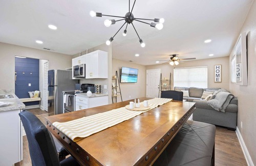 Tropic House | Secluded 4bed/2ba Bungalow with Amazing Outdoor Space!