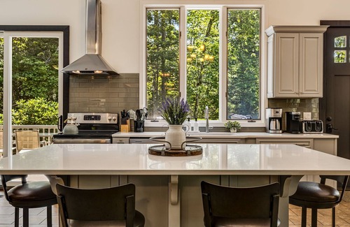 Asheville House | Secluded 4BR Lodge & Historic Cabin Near AVL w/2 Hot Tubs + Biltmore Pass