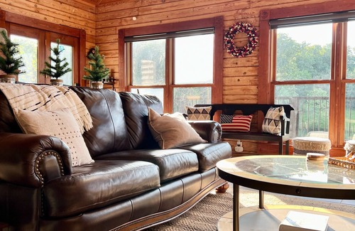Daisy Cabin | Secluded 5-Bedroom Lodge with Private Lake – Perfect for Large Groups!