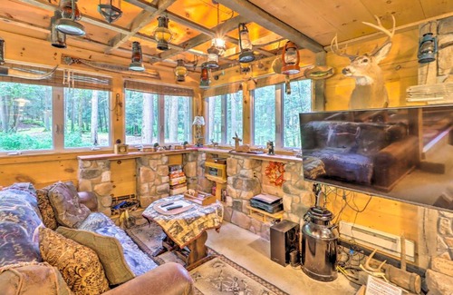 Kunkletown House | Secluded and Quiet Pocono Mountain Cabin with Hot Tub!