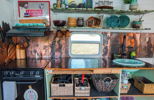 Valley Station House | Secluded Artsy Tiny Home w. Outdoor Shower