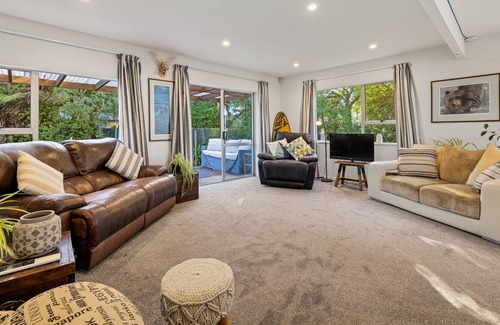 Christchurch House | Secluded Beach Haven - Christchurch Holiday Home