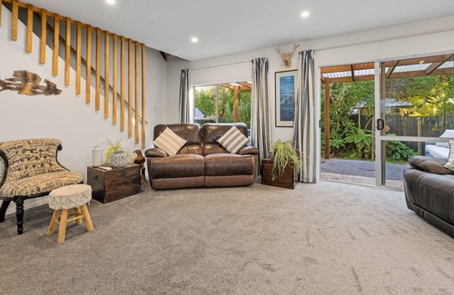 Christchurch House | Secluded Beach Haven - Christchurch Holiday Home
