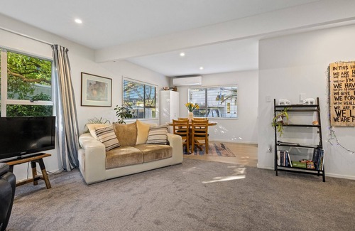 Christchurch House | Secluded Beach Haven - Christchurch Holiday Home