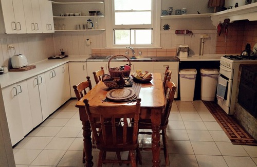 Metcalfe House | Secluded boutique retro 3 bedroom farmhouse. Peace and country tranquility.