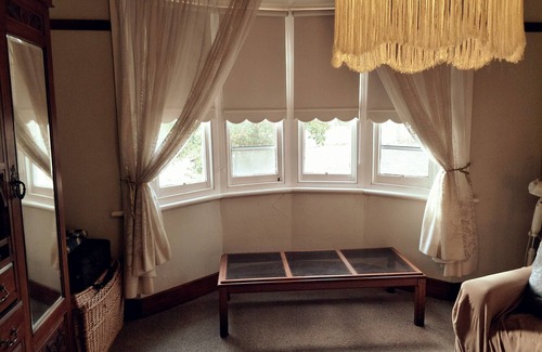Metcalfe House | Secluded boutique retro 3 bedroom farmhouse. Peace and country tranquility.