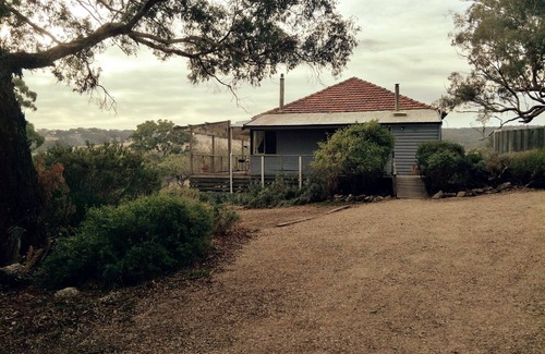 Metcalfe House | Secluded boutique retro 3 bedroom farmhouse. Peace and country tranquility.
