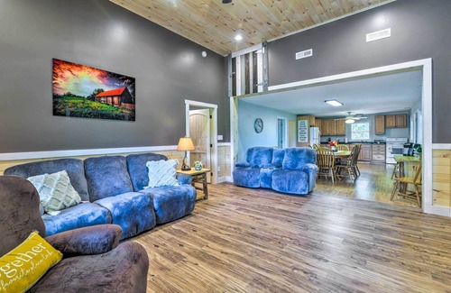 Jetson Cabin | Secluded Brownsville Cabin w/Deck & Fire Pit