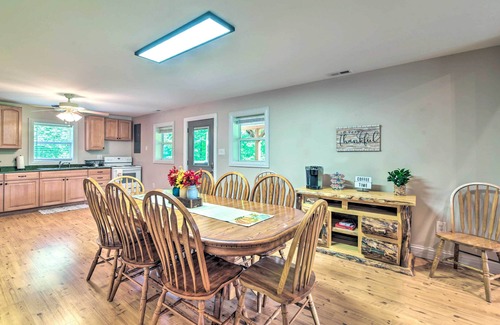 Jetson Cabin | Secluded Brownsville Cabin w/Deck & Fire Pit