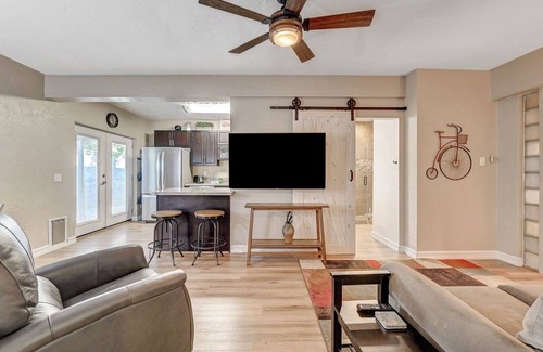 Las Vegas Apartment | Secluded Bungalow 2 Bedroom Dollhouse