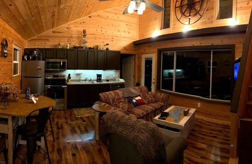 Grapeland House | Secluded Cabin 2 directly on Houston County Lake