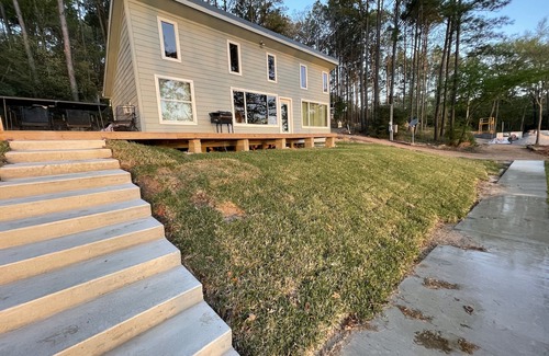 Grapeland House | Secluded Cabin 2 directly on Houston County Lake
