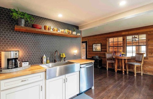Pomona Cabin | Secluded Cabin. Art. Fast WiFi. Fireplace. New Kitchen