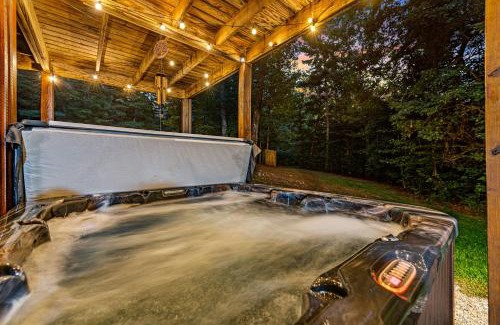 Epworth House | Secluded Cabin Hot Tub and 10 Mi to Blue Ridge