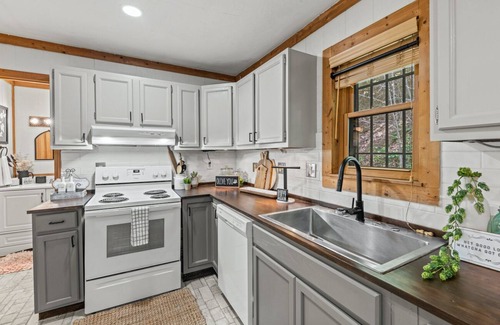 Caton Cottage | Secluded Cabin in the Mountains w/Hot Tub & MORE!