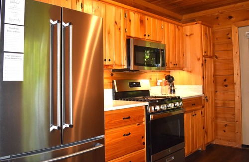 Yadkin Valley Cabin | Secluded Cabin/Mountain View/Hot tub/Clse to Boone