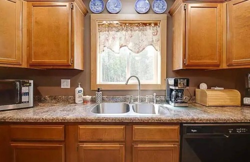 Ingalls Cabin | Secluded Cabin on 40 acres with a hot tub.