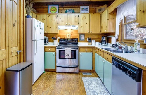 Williamstown Cabin | Secluded Cabin on Creek with Hot Tub