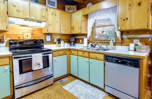Williamstown Cabin | Secluded Cabin on Creek with Hot Tub