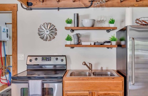 Joelton Apartment | Secluded Cabin The Den at J-Barn