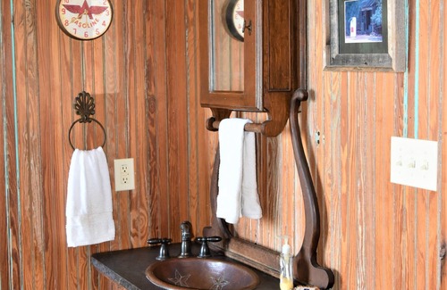 Willow City Cabin | Secluded Cabin w/ outdoor shower, 17min FBG, Willow City Loop, Bell Mtn Winery